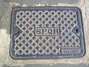 Neuzeitlicher Gullydeckel in Rom